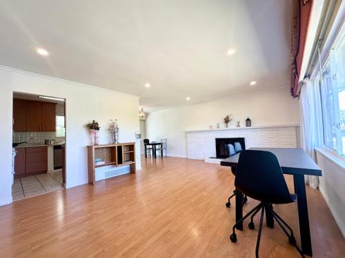 Richmond Villa | Spacious 4 Bedroom House Near YVR Airport, Transit & Shopping
