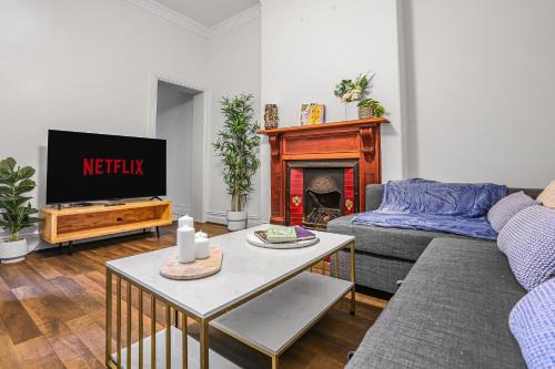 Chippendale Apartment | Spacious 4 Bedroom House Darling Harbour-10 Guests