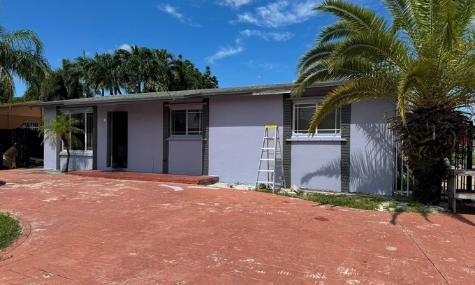 Ludlam House | Spacious 4-bedroom house in beautiful Miami with AC, WiFi