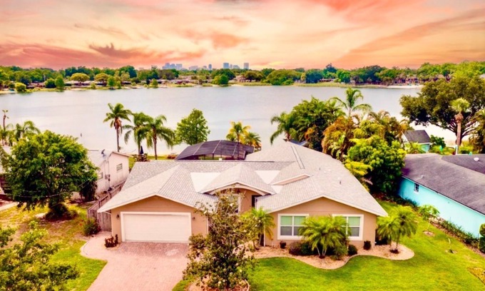 Dover Shores West House | Spacious 4-bedroom Orlando Lakefront House w/Pool near Downtown