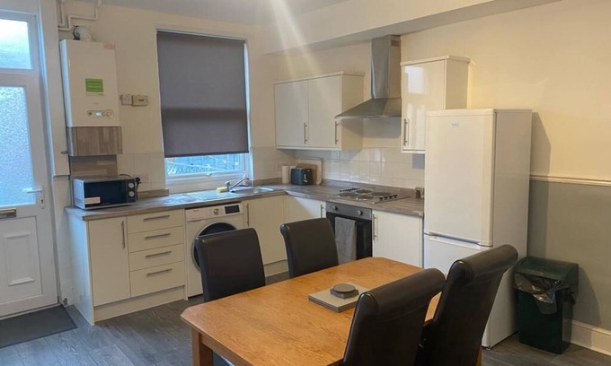 Middleton House | Spacious 4 bedroom Townhouse