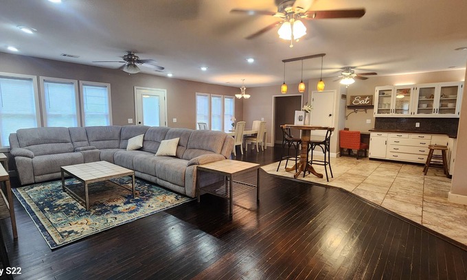 Clarksville House | Spacious 4 bedroom Downtown Clarksville