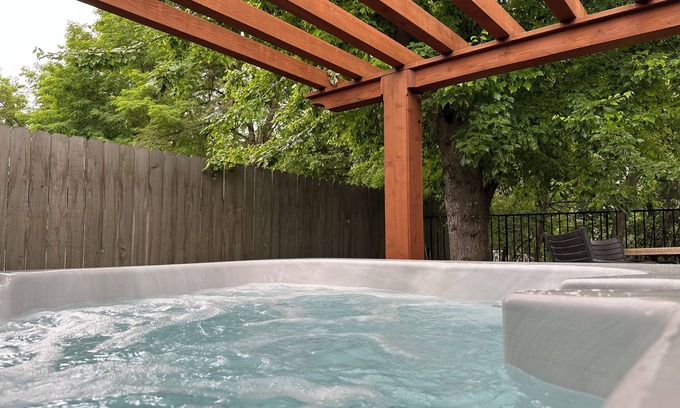 College Place House | Spacious 4 bedroom house with hot tub, private deck, EV charger 10 min from WW