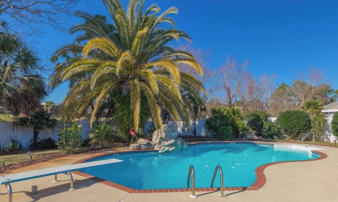 Gulf Breeze House | Spacious 4-bedroom house with Heated Pool in Gulf Breeze
