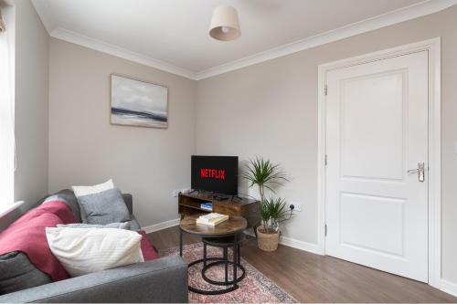 Renhold House | Spacious 4 BR home in Bedford, Sleeps 7, Parking