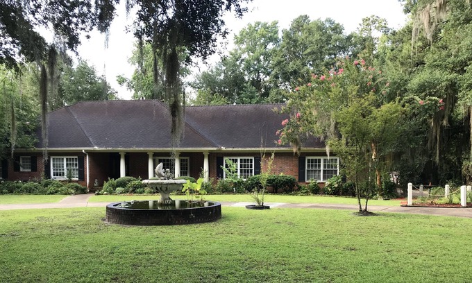 Valdosta House | Spacious 4BD/3BA Lakefront Estate in Country Club