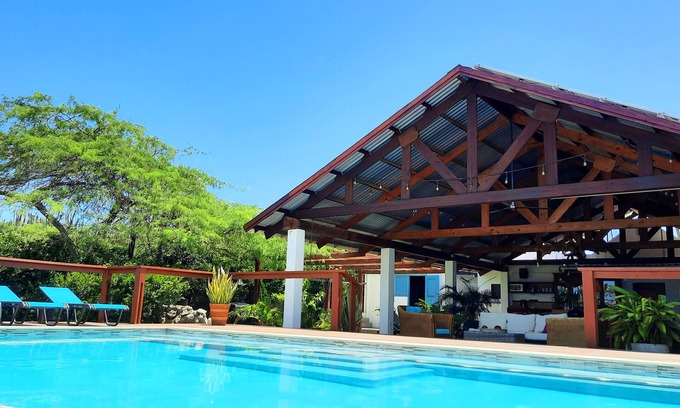 Jaburibari Villa | Spacious 4bed - 3bath villa w infinity pool and lush surroundings.