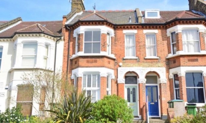 Charlton House | Spacious 4BR Home/Garden, Parking, 3 min to Train