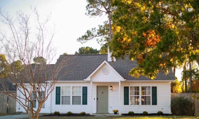 Murraysville House | Spacious 4BR Home w/ Indoor Fireplace + Coffee Bar