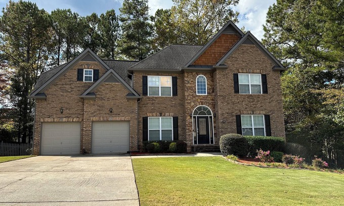 Douglasville House | Spacious 4BR House with pool, garden & jacuzzi tub.