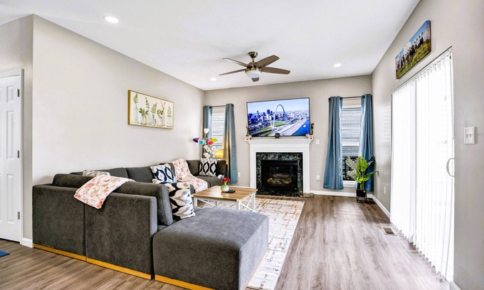 St. Louis House | Spacious 4BR Retreat - Near Attractions, Universities and Hospitals!