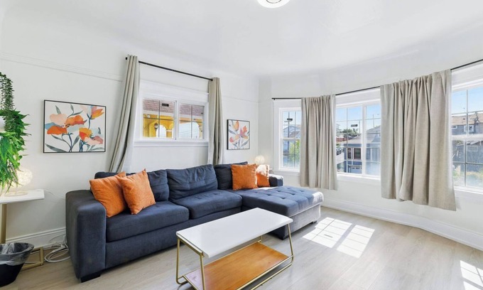Oakland House | Spacious 4BR Retreat w/Large Living Rm & Kitchen