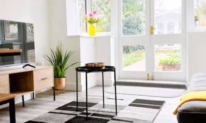 Luton House | Spacious 4BR Stayfolk Home in Luton | Sleeps 10 | Near Airport & Station