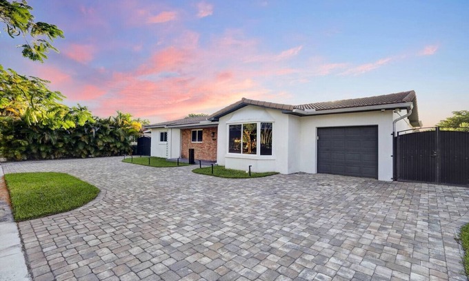 University Park House | Spacious 4BR w/Pool & Driveway