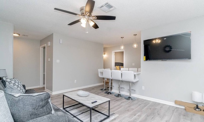 Montgomery Apartment | Spacious 4BR Work or Play Getaway Close to DT!