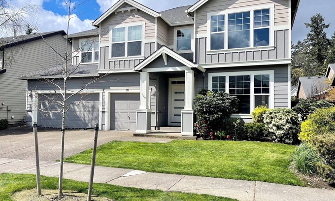 Newberg House | Spacious 5-Bed Retreat w/Firepit, Pet-Friendly & Updated Interiors!