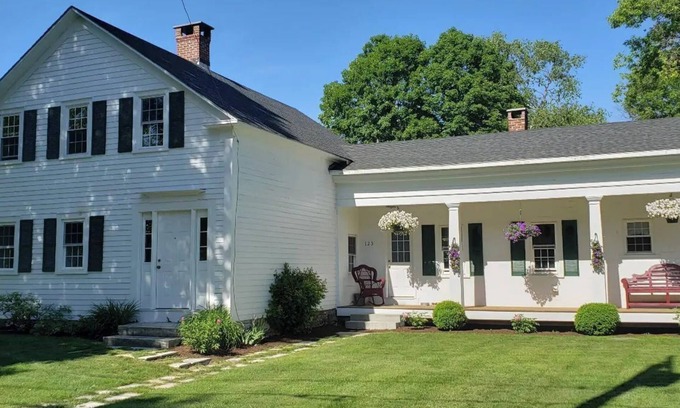 Arlington House | Spacious 5 Bedroom Hot Home Game Room Patio Fire Pit Yard Ski Bromley Stratton