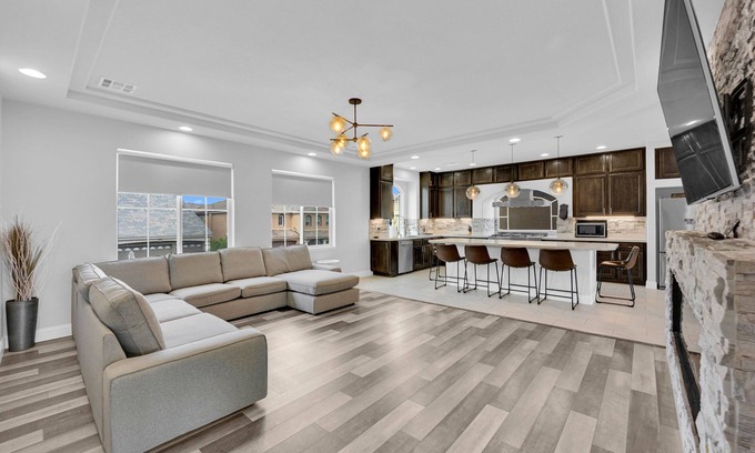 Arden House | Spacious 5-bedroom 4.5-bathroom Vegas Retreat