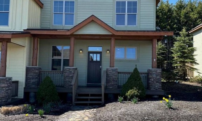 Snowshoe House | Spacious 5-bedroom, 5-bathroom townhome with WiFi, AC, Priv Hottub, ElecCharging
