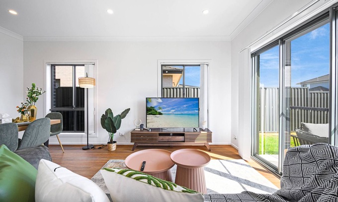 West Hoxton House | Spacious 5-bedroom building with AC, WiFi in lovely Austral