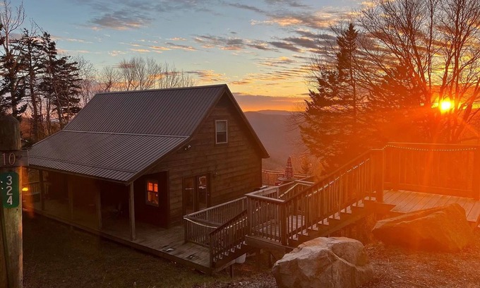 Snowshoe House | Spacious 5-bedroom bungalow near Cupp Run w/beautiful western & sunset views