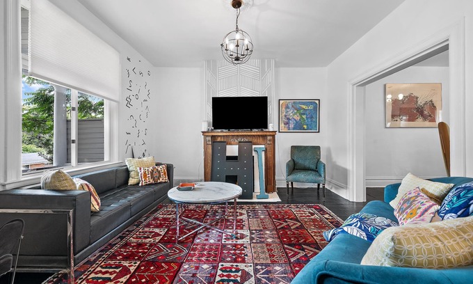 Pittsburgh House | Spacious 5 Bedroom, Close to all & Pet Friendly! Easy Check in & No Pet Fee!