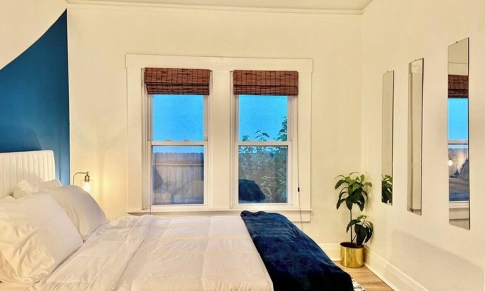 North Hyde Park House | Spacious 5-bedroom duplex with WiFi, AC in the heart of Tampa