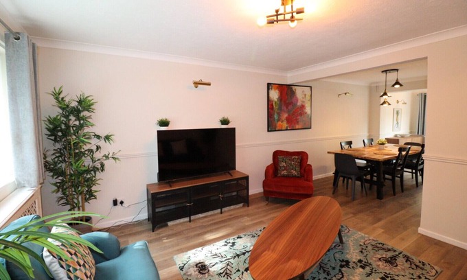 Runnymede Ski Chalet | Spacious 5 bedroom, 2.5 bathroom house in Addlestone