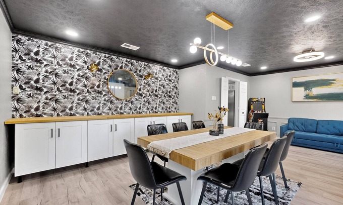 Richardson House | Spacious 5-bedroom house in wonderful Richardson with Arcade Games