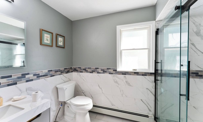 Bay Shore House | Spacious 5-bedroom house in delightful Bay Shore with AC
