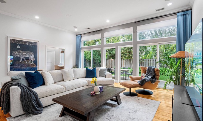 Crescent Park House | Spacious 5-bedroom house with AC and WiFi in tranquil Palo Alto
