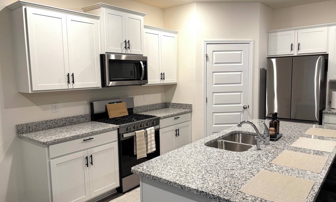Newnan House | Spacious 5-Bedroom Home Near Piedmont Hospital in Newnan with AC, WiFi, W&D