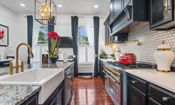 Opelika House | Spacious 5-bedroom house with WiFi, AC in welcoming Opelika