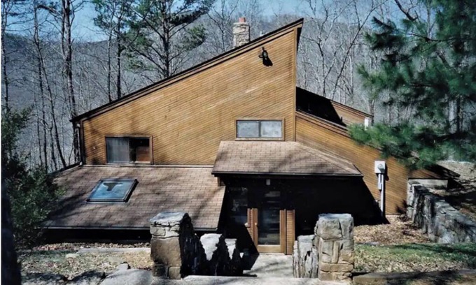 Fox Cabin | Spacious 5-bedroom lodge with WiFi, AC in charming Fox
