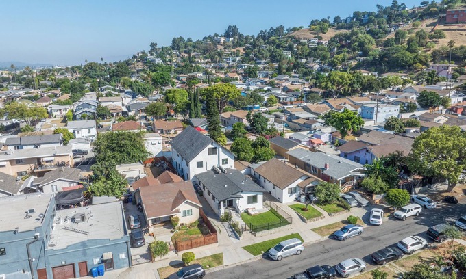 Cypress Park House | Spacious 5-bedroom house - Arvia