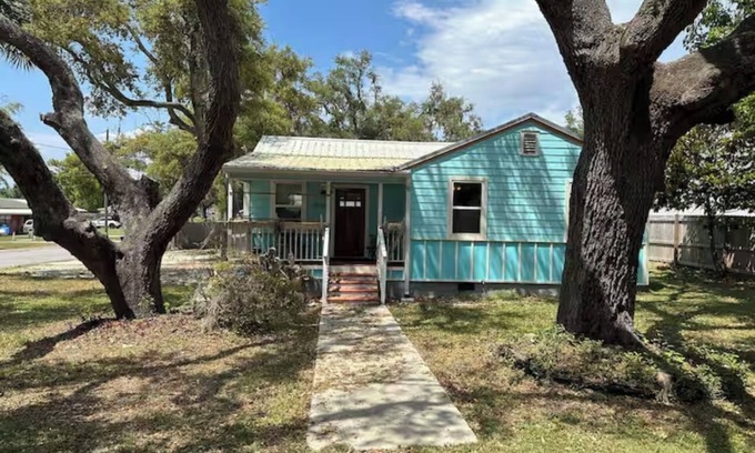 Bay VIew Addition House | Spacious 5-bedroom house in Panama City, WiFi, AC-2 living rooms including a bar