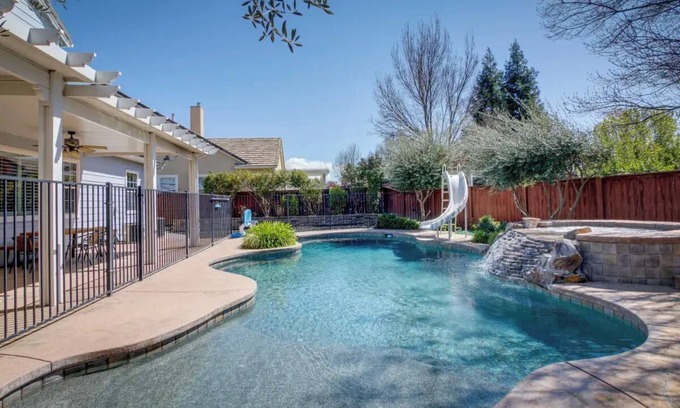 Paso Robles House | Spacious 5-bedroom house with Pool and Spa in Paso Robles with WiFi, AC