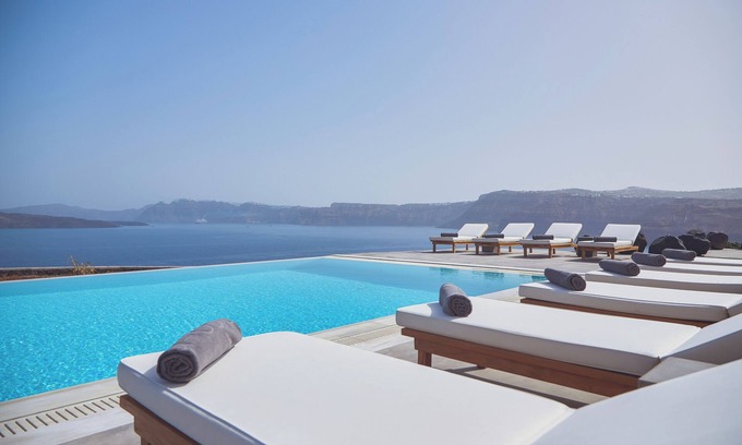 Akrotiri Villa | Spacious 5-bedroom villa in fabulous Santorini with WiFi, AC
