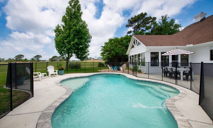 Gulf Breeze House | Spacious 5 BR, Beautiful Sunsets on Golf Course