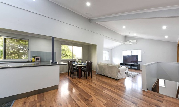 Springwood House | Spacious 5BR Retreat w/Balcony Near Hotspots