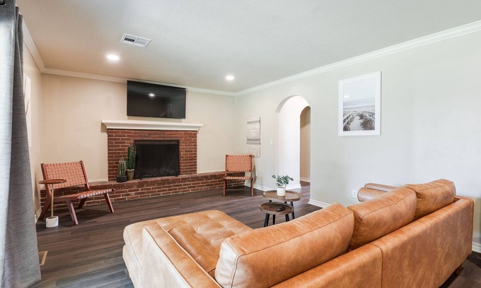 Central Oklahoma City House | Spacious 5BR Retreat Near Lake Hefner – Sleeps 12 + 2 car Garage