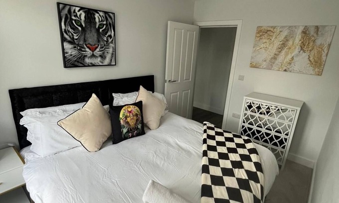 Edgware Apartment | Spacious 6-Bed Home with 4 Baths in Manor Park