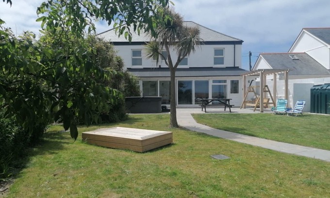 Treburrick House | Spacious 6 bed house, 15 walk to Porthcothan Bay with hot tub