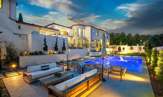 Beverly Hills House | Spacious 6-bedroom house with pool and fitness room in brilliant Beverly Hills