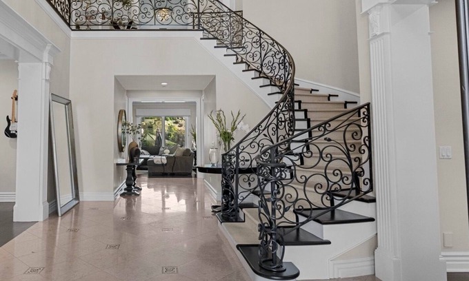 Thousand Oaks House | Spacious 6-bedroom Private Gated Home with WiFi and AC in amazing Thousand Oaks