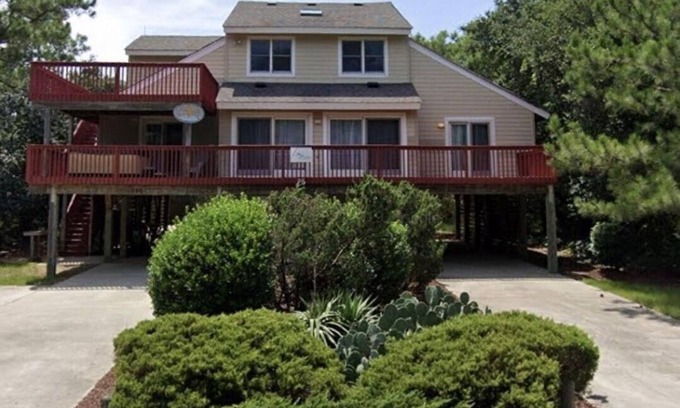 Currituck County House | Spacious 6 Bedroom, 3000 sq ft, w/NEW HOT TUB, close to the beach!