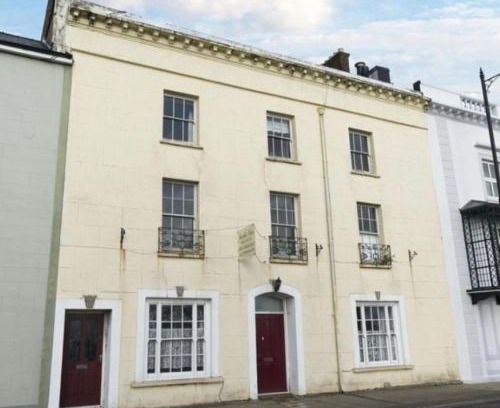 Milford Haven House | Spacious 6 bedroom retreat in Milford Haven
