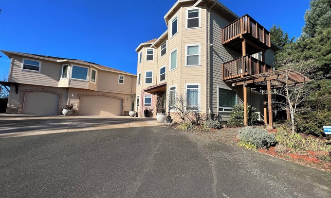 Sunnyside House | Spacious 6-bedroom house with AC, fitness room in gated delightful Happy Valley