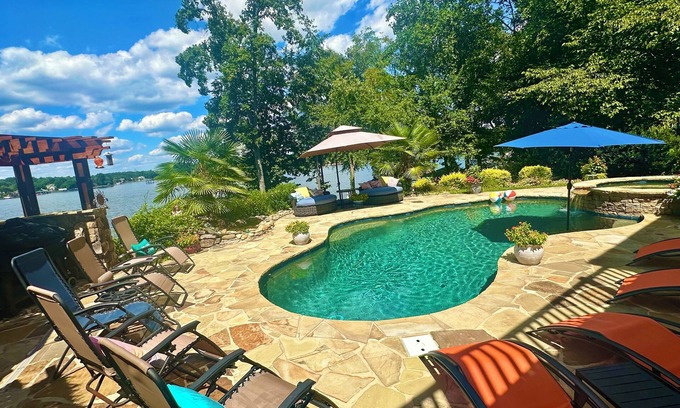 Mount Mourne House | Spacious 6-bedroom Lakehouse with Dock, Pool, Hot tub and fitness room