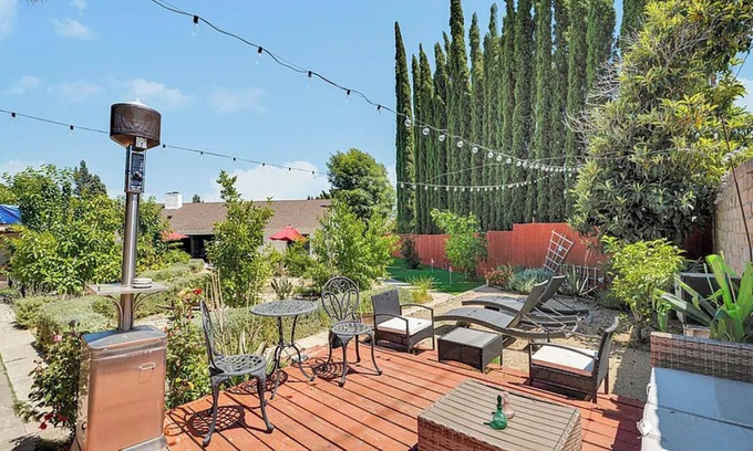 Simi Valley House | Spacious 6-bedroom house in lovely Simi Valley with 6 hole putting course & gym